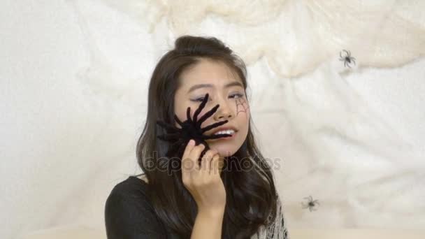 Chica Halloween Jugando Con Una Araña — Vídeos de Stock