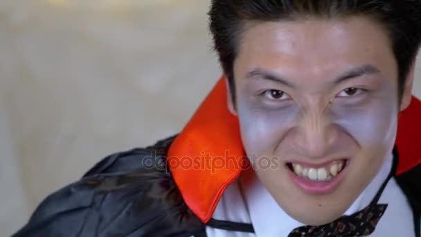 Японский Мужчина Дракула Делает Страшное Лицо — стоковое видео
