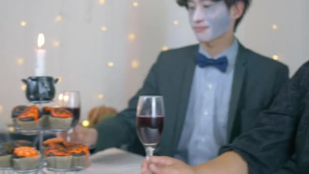 Nsanlar Cadılar Bayramı Akşam Yemeği Partisi Kutluyor — Stok video