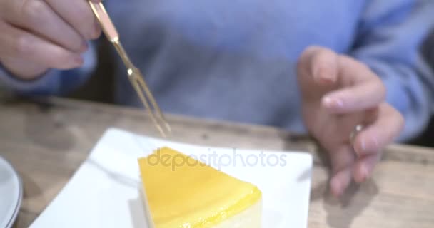 Hermosa Mujer Comiendo Pastel Queso — Vídeos de Stock