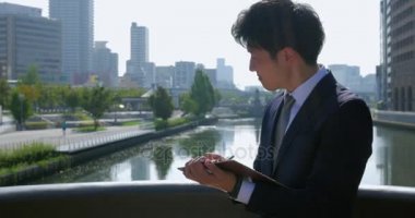 Notlar City'deki konuşurken iş adamı