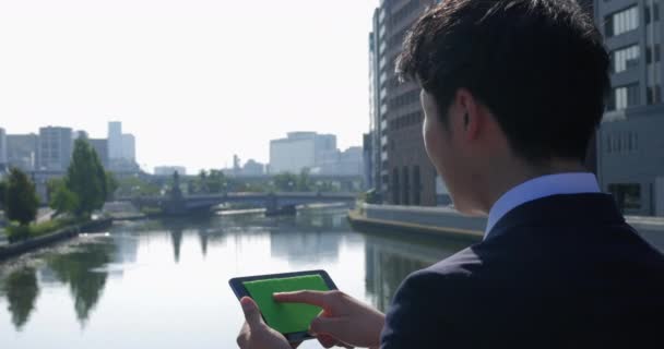 Joven Hombre Negocios Usando Tableta Ciudad — Vídeo de stock