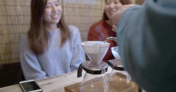 Kaffee Tropft Während Mädchen Hintergrund Plaudern — Stockvideo