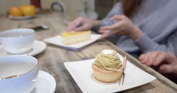 女の子が食べて興奮してあるケーキ — ストック動画