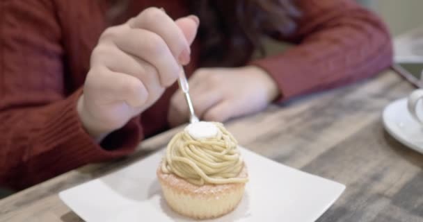 Japonesa Mujer Disfrutando Pastel — Vídeos de Stock