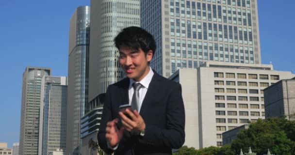 Genç Adamı Heyecan Verici Bir Telefon Alır — Stok video