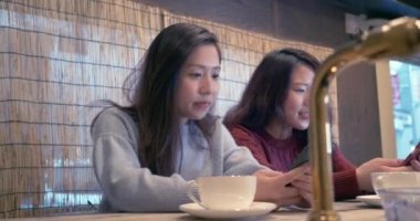 Bir kafede konuşan kadın