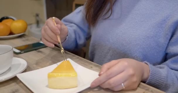 Japanisch Frau Trying Sie Käsekuchen — Stockvideo