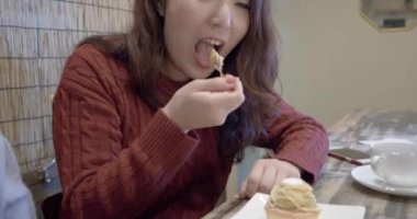 Japon kadın lezzetli pasta yemek