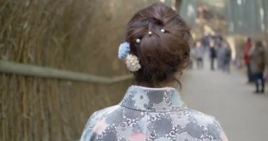 Bambu ormanında yürüyüş güzel Japon kızı