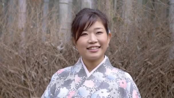 Красивая Женщина Кимоно Улыбается — стоковое видео