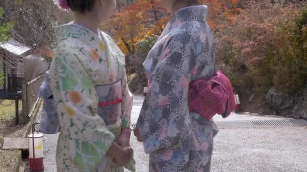 ピースサインを与える美しい日本人女性ターン — ストック動画