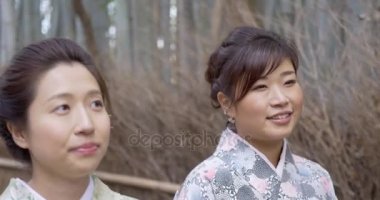 Sevimli Japon kadınların bambu ormandaki Kyoto
