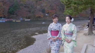 Kimono Japon kadınlarda Kyoto Nehri boyunca yürümek