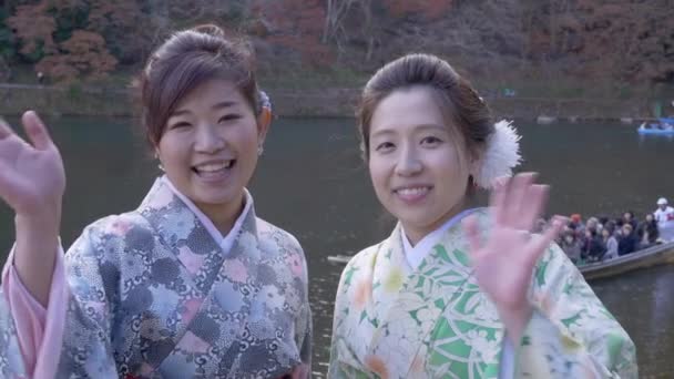 日本妇女在和服波浪当游人小船路过 — 图库视频影像