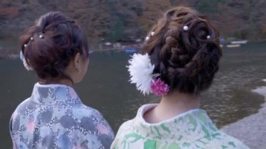 Kimono kadın turist Kyoto Nehri yakınında spot
