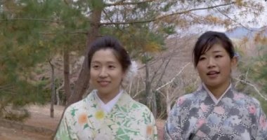 Genç ve güzel Japon kadın parkta yürüyüş