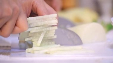 Beyaz turp keskin bir bıçakla Dilimleme