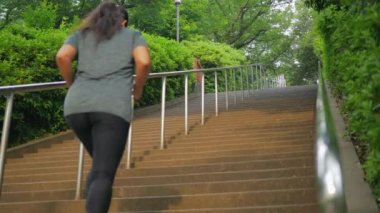 Hintli kadın merdivenlerden yukarı yavaş çalışır