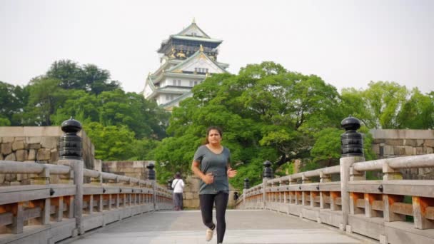 Ινδική Γυναίκα Που Τρέχει Πέρα Από Μια Γέφυρα Αργή Κίνηση — Αρχείο Βίντεο
