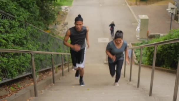 Dos Amigos Suben Escaleras Cámara Lenta — Vídeos de Stock