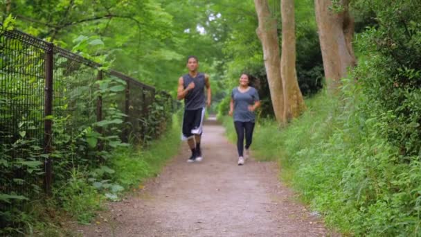 Amigos Corren Por Hermoso Camino Verde Cámara Lenta — Vídeos de Stock