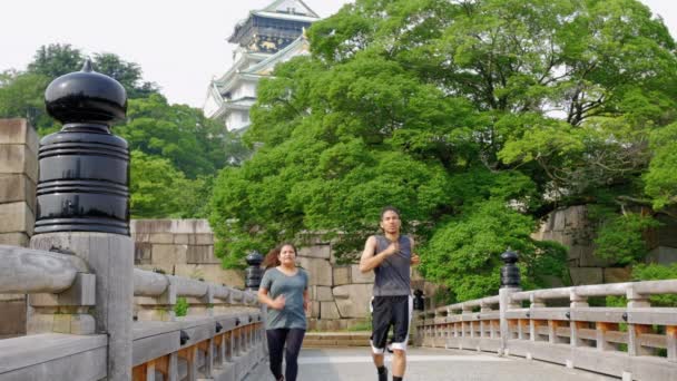 Amigos Terminan Corriendo Afuera — Vídeos de Stock