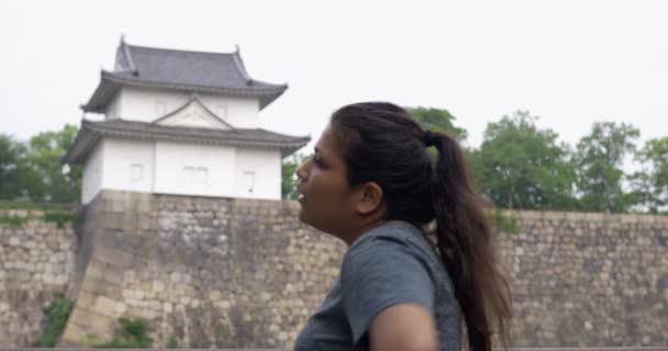 Mujer India Tomando Pequeño Descanso Carrera — Vídeos de Stock