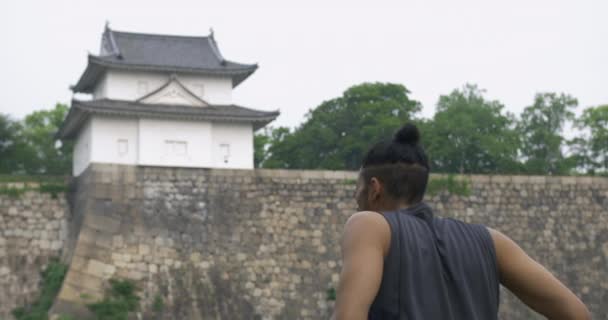 Японский Мужчина Отдыхает Пробежки — стоковое видео