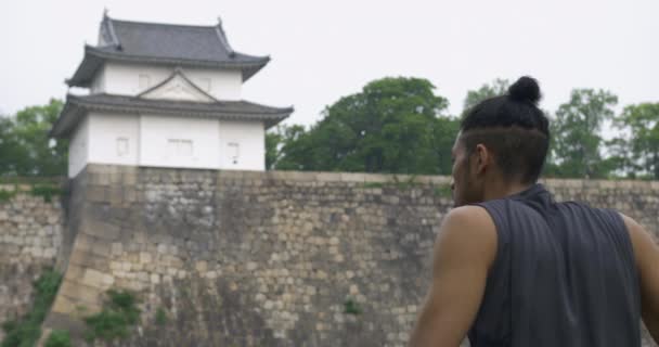 Ung Japansk Man Njuter Sevärdheter Medan Tränar — Stockvideo