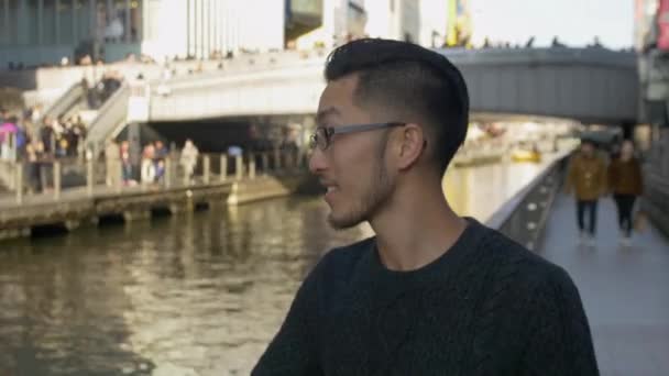 Hombre Asiático Disfrutando Los Sitios Japón Por Canal Ocupado — Vídeo de stock