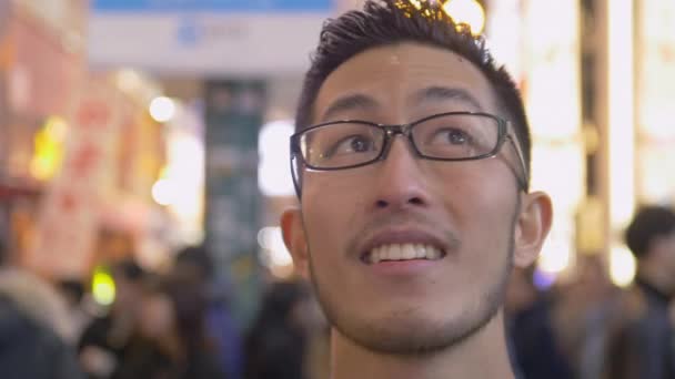 Азіатських Туристичних Озираючись Яскраві Сіті Лайти Осаці Японія — стокове відео