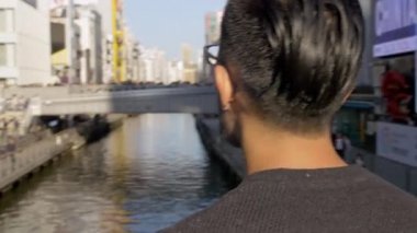 Japonya, uluslararası erkekler meşgul turistik şehri ele arıyorum tatil.