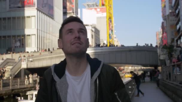 Международный Человек Наслаждающийся Городскими Достопримечательностями Японии Отдыхе — стоковое видео