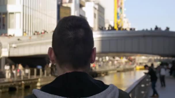 在日本度假的国际男子享受城市景点 — 图库视频影像