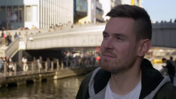 Hombre Internacional Disfrutando Los Sitios Ciudad Japón Vacaciones — Vídeo de stock