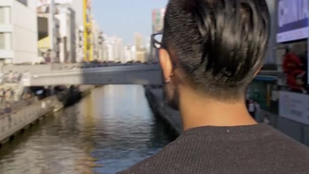 Internationella Män Semester Japan Tittar Över Upptagen Turiststad — Stockvideo