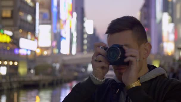 Международный Турист Фотографирует Неоновые Огни Японии — стоковое видео