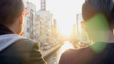 Japonya'nın Osaka, gün batımında kanal tarafından uluslararası turist.