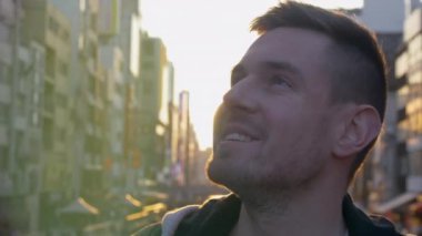 Aşağı kasabada Japonya'da onun tatil keyfini adam.