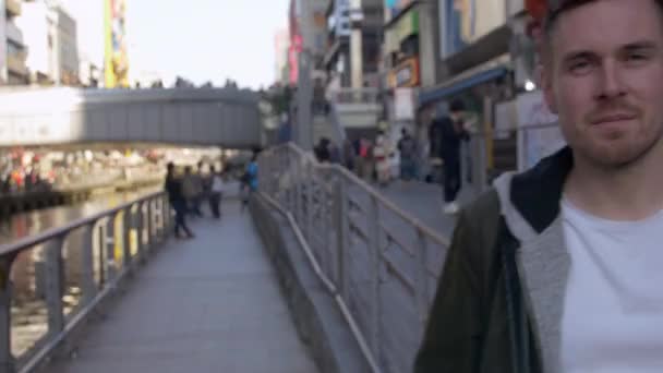 Mann Urlaub Japan Geschäftige Touristenstadt — Stockvideo