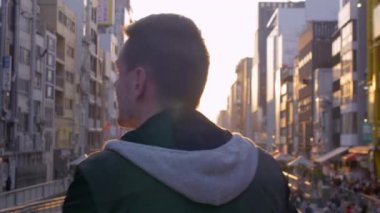 Japonya'da meşgul bir kanal üzerinde gün batımını izlemek turizm.