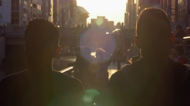 大阪市の橋の下を歩く男性は太陽の設定 — ストック動画
