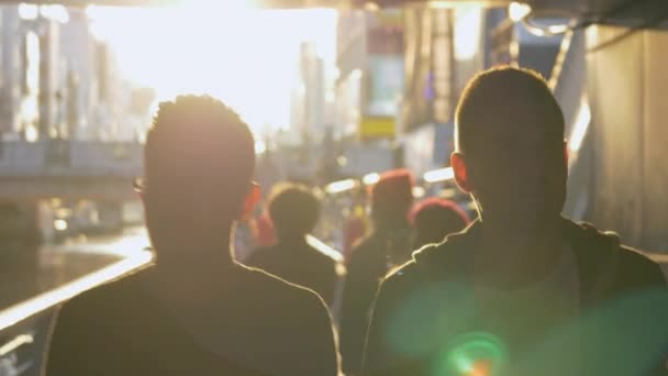 Hombres Caminando Bajo Puente Ciudad Osaka Poniéndose Sol — Vídeos de Stock