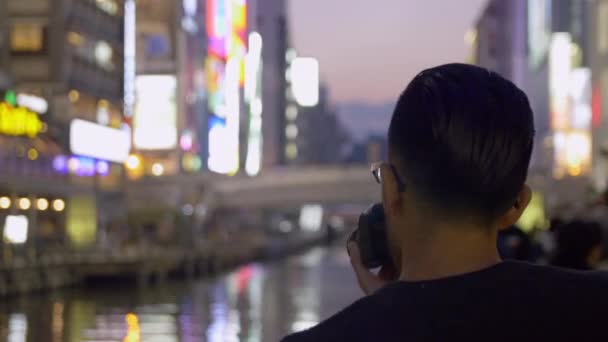 Turist Tar Bilder Neonljus Osaka Japan — Stockvideo