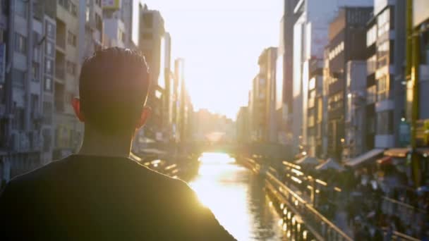 Toeristische Kijken Naar Zonsondergang Drukke Kanaal Japan — Stockvideo