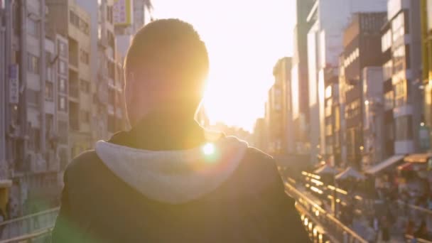 Турист Наблюдает Закат Над Оживленным Каналом Японии — стоковое видео
