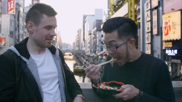 Touristen Genießen Berühmtes Osaka Essen Japan — Stockvideo