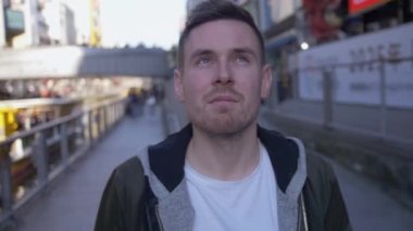 Popüler hareketli Japon şehir merkezi keşfetmek turist.