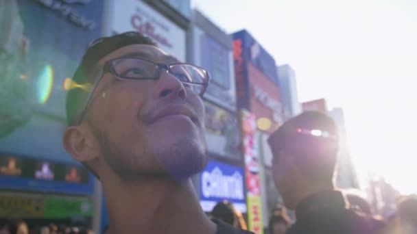 Turistas Explorando Bullicioso Centro Ciudad Japonesa — Vídeos de Stock